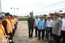 Le secrétaire général du Parti et président de l'État, To Lam (deuxième à partir de la droite), visite une force renforçant un site important de la digue de la rivière Lo dans la commune de Truong Sinh du district de Son Duong, province de Tuyen Quang, le 12 septembre. (Photo : VNA.