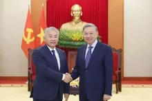 Le secrétaire général du PCV To Lam (droite) et Jadamba Enkhbayar, ministre mongol de l'Alimentation, de l'Agriculture et de l'Industrie légère. Photo : VNA