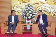 Le vice-président de l’Union des organisations d’amitié du Vietnam (VUFO) Nguyên Ngoc Hung (à droite) recevant le président du Conseil népalais pour la paix et la solidarité (NPSC) et membre du Comité central du Parti communiste du Népal (marxiste-léniniste unifié) Rabindra Adhikari. Photo : qdnd.vn