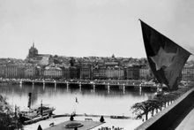 Le drapeau rouge à l'étoile d'or flottait au siège de la délégation de la République démocratique du Vietnam à Genève, en Suisse, en 1954. Photo d'archive : VNA.