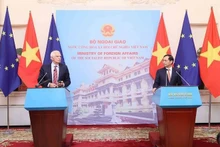 Le vice-président de la Commission européenne et Haut-Représentant de l'Union européenne pour les affaires étrangères et la politique de sécurité, Josep Borrell Fontelles et le ministre des Affaires étrangères Bui Thanh Son (à droite). lors dela rencontre avec la presse. Photo ; VNA.