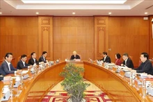 Le Secrétaire général du Parti Nguyên Phu Trong (au centre) préside la première réunion du sous-comité du personnel du XIVe Congrès du Parti. Photo : VNA.
