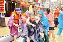 Aider les gens dans l'arrondissement de Hoan Kiem, à Hanoï. Photo: NDEL