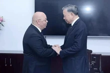 Le président To Lam (droite) reçoit le 25 juillet à Hanoï le ministre algérien des Moudjahidine (anciens combattants) et des Ayants droits Laid Rebiga. Photo : VNA.