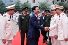 Le Président Vo Van Thuong rend visite au commandement de la garde. Photo : VNA.