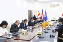 Entrevue entre le président du Parti du peuple cambodgien (PPC) et président du Sénat, Samdech Techo Hun Sen (centre, à gauche) et le président de la Commission des relations extérieures du Comité central du Parti communiste du Vietnam (PCV) Lê Hoài Trung, à Phnom Penh. Photo : VNA.