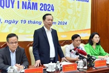 Le vice-gouverneur permanent de la Banque d'État, Dào Minh Tu (debout). Photo: Banque d'État