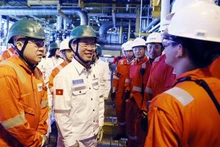 Le Président Vo Van Thuong (au milieu) se rend à la plate-forme centrale de la joint-venture Cuu Long JOC. Photo : VNA.