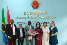 Juvénal Sakubu, un entrepreneur réputé au Burundi, a été nommé consul honoraire du Vietnam à Bujumbura, la capitale économique, la plus grande ville et le principal port du pays d'Afrique centrale. Photo : VNA.