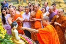 Un rituel de bain avec une statue de Bouddha à la fête de Chôl Chnam Thmây. Photo : VNA.