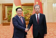 Le Président de l'Assemblée nationale, Vuong Dinh Huê (à gauche), et le président du Comité permanent de l'Assemblée populaire nationale de Chine, Zhao Leji. Photo : VNA.