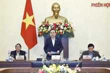 Le président de l’AN Tran Thanh Man (debout) à l’ouverture de la réunion. Photo : VNA.