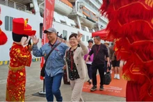 Les touristes du Zhao Shang Yi Dun foulent le sol du port de croisière international de Ha Long. Photo : VNA. 