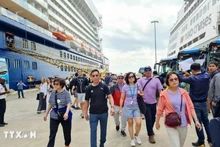 Les visiteurs étrangers à Ha Long. Photo : VNA