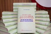 Le livre «Xây dựng Đảng và hệ thống chính trị trong sạch, vững mạnh, góp phần thực hiện thắng lợi Nghị quyết Đại hội XIII của Đảng» (Edifier un Parti et un système politique transparents et solides, contribuant à la mise en œuvre réussie de la Résolution du 13e Congrès national du Parti). Photo: nhandan.vn