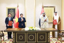 Le Premier ministre Pham Minh Chinh et le vice-président et Premier ministre émirati Cheikh Mohammed bin Rashid Al Maktoumont assistent à la signature du CEPA entre le Vietnam et les Émirats arabes unis. Photo : VNA.