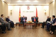 Le ministre de la Construction, Nguyen Thanh Nghi (à droite), et l’ambassadeur de Russie au Vietnam, Bezdetko Gennady Stepanovich. Photo: BXD