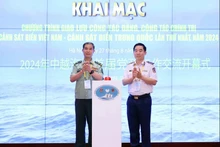 Le général de division Bui Quôc Oai (à droite), commissaire politique de la VCG, et le général de brigade Liu Houjie, commissaire politique adjoint de la CCG, lors de la cérémonie d’ouverture du programme d’échange. Photo : VNA