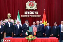 Le général To Lam et le lieutenant-général Ahmad Reza Radan signent un protocole d'accord de coopération entre le ministère vietnamien de la Sécurité publique et le commandement iranien des forces de l'ordre. Photo: VNA.
