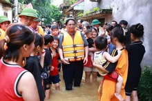 Le Premier ministre Phạm Minh Chính vient conforter les habitants sinistrés dans la commune de Vân Hà, cité municipale de Viêt Yên, province de Bac Giang. Photo : VNA.