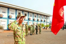 Des officiers lors d’une cérémonie des couleurs à la mission EUTM - RCA. Photo : EUTM-RCA/CVN.
