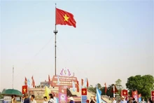 Tour du drapeau dans la zone des reliques nationales spéciales du pont Hien Luong sur la rivière Ben Hai. Photo: VNA