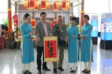 Les passagers sont heureux de recevoir de jolis idéogrammes. Photo: baodautu.vn