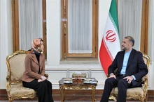 La vice-ministre vietnamienne des Affaires étrangères Nguyên Minh Hang et le ministre iranien des Affaires étrangères, Hossein Amir-Abdollahian. Photo : VNA.