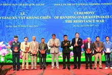 Remise des souvenirs des martyrs et anciens combattants vietnamiens fournis par les États-Unis. Photo: qdnd.vn