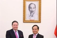 Le vice-Premier ministre Tran Luu Quang (droite) a reçu le 18 juin à Hanoï l'ambassadeur américain au Vietnam Marc Evans Knapper. Photo : VNA.