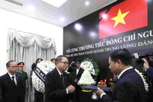Kuy Sophal, ministre d’État chargé des Affaires générales auprès du ministère du Palais royal, remet une lettre de condoléances du roi Norodom Sihamoni à l'ambassadeur vietnamien au Cambodge, Nguyen Huy Tang. Photo : VNA.