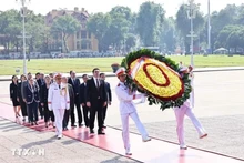 Le président de l'Assemblée nationale d'Arménie, Alen Simonyan, accompagné d'une délégation, rendent hommage au Président Ho Chi Minh en son mausolée à Hanoï. Photo : VNA