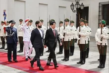 Le président vietnamien Luong Cuong et son homologue chilien Gabriel Boric Font inspectent la garde d'honneur lors de la cérémonie de bienvenue organisée en son honneur, à Santiago, le 11 novembre. Photo : VNA.