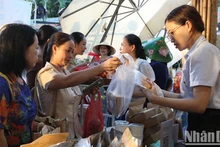 Un stand pour présenter des produits, des startups créatives, des produits OCOP et de nombreux produits typiques des femmes. Photo: NDEL