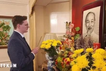 Kyril Whittaker, chercheur britannique en politique et histoire vietnamiennes rend hommage au Président Hô Chi Minh à l'ambassade du Vietnam au Royaume-Uni. Photo : VNA.
