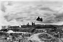 Le 7 mai 1954, l’ensemble du camp retranché de l’ennemi à Diên Biên Phu a été détruit par nos troupes, le drapeau « Déterminé à se battre, déterminé à gagner » flotte sur le toit du bunker du général colonialiste français vaincu de Castries. Photo : VNA.