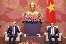 Le président de l'Assemblée nationale (AN), Trân Thanh Mân (droite), reçoit à Hanoi, l'ambassadeur de Russie au Vietnam Gennady Bezdetko. Photo : VNA.