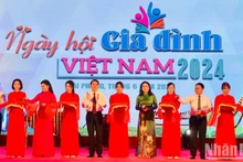 Lors de la cérémonie d’ouverture du Festival de la famille vietnamienne 2024. Photo: NDEL