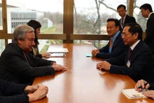 Le ministre des AE Bùi Thanh Son (à droite) rencontre le Secrétaire général de l'ONU, António Guterres. Photo : VNA.