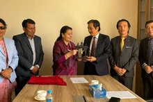 Lors de la rencontre avec Devi Bandhari, ancienne présidente du Népal. Photo: thoidai