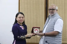 La vice-présidente et secrétaire générale du comité central du Front de la Patrie du Vietnam, Nguyên Thi Thu Hà et le chef du comité des affaires extérieures du Parti communiste d’Inde marxiste (CPI-M), Mariam Alexander Baby. Photo : VNA
