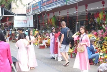 le marché Dong Ba, le marché traditionnel le plus célèbre de Huê, est devenu un point de « check-in » pour les jeunes qui adorent prendre des selfies. Photo: TT&CS