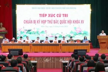Le vice-Premier ministre Trân Luu Quang rencontre des électeurs à Hai Phong. Photo: VNA
