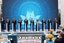 Le Président de l'Assemblée nationale Vuong Dinh Huê à la célébration de l’accueil du 100 000e vol de Vietnam Airlines vers la Chine. Photo : VNA.