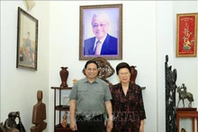 Le Premier ministre Pham Minh Chinh rend visite et adresse ses voeux du Têt à la famille du défunt Premier ministre Vo Van Kiet. Photo: VNA