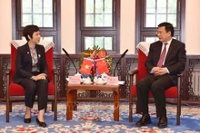 La directrice générale de la VNA, Vu Viet Trang, s'entretient à Pékin avec le président de l'agence de presse Xinhua, Fu Hua. Photo : VNA.