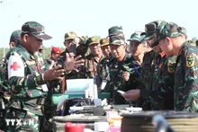 Les délégués visitent la zone d'exposition des équipements destinés aux opérations de sauvetage de l'Armée populaire lao. Photo: VNA