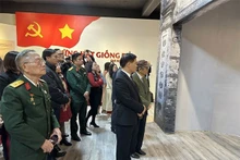 Visiteurs à l’exposition «Les Germes rouges». Photo : qdnd.vn