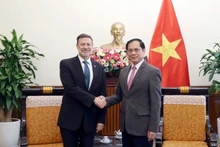 Le vice-Premier ministre et ministre des Affaires étrangères Bui Thanh Son (à droiteà) serre la main de l’ambassadeur d’Australie au Vietnam, Andrew Goledzinowski, à Hanoi, le 24 décembre. Photo : VNA.