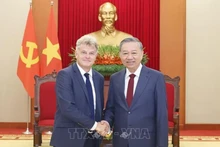 Le secrétaire général du Parti communiste du Vietnam, Tô Lâm (droite), et le secrétaire national du Parti communiste français, Fabien Roussel. Photo : VNA.